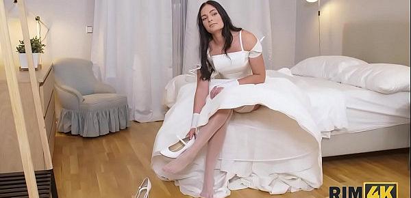  RIM4K. Leane Lace licks ass of her groom before the wedding
